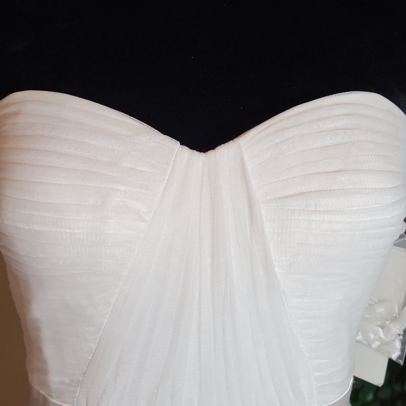 Stunning white strapless gown! - Picture 3 of 8